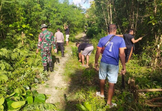  Bhabinkamtibmas Desa Morompaitonga Kerja Bakti Bersama Babinsa dan Kades Ulunipa