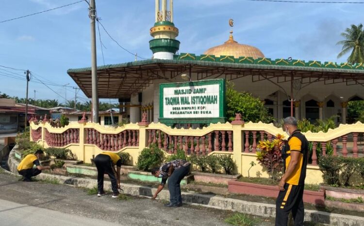  HUT Bhayangkara Ke-76, Polsek Indrapura Gelar Baksos Kebersihan di Rumah Ibadah