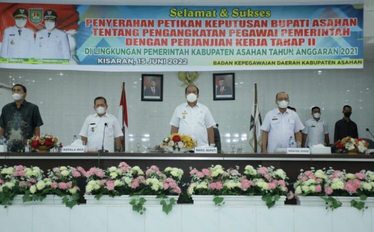 Wakil Bupati Asahan Serahkan Petikan Keputusan Pengangkatan PPPK Tahap II TA 2021