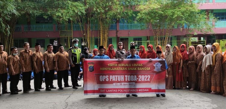  Polantas Sosialisasi Ops Patuh Toba 2022 di SMP Muhammadiyah 1 Medan