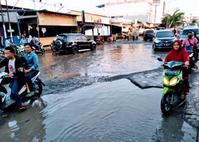  Kerusakan Semakin Parah, Kalangan Pedagang Desak Pemerintah Perbaiki Drainase dan Jalan Marelan Raya