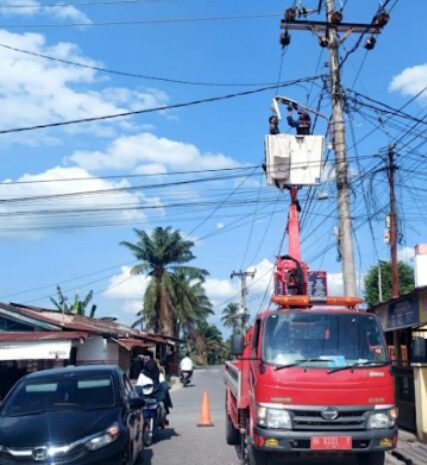 Respon Cepat Keluhan Warga, Kadisub Labuhanbatu Sigap Membolo Lampu PJU