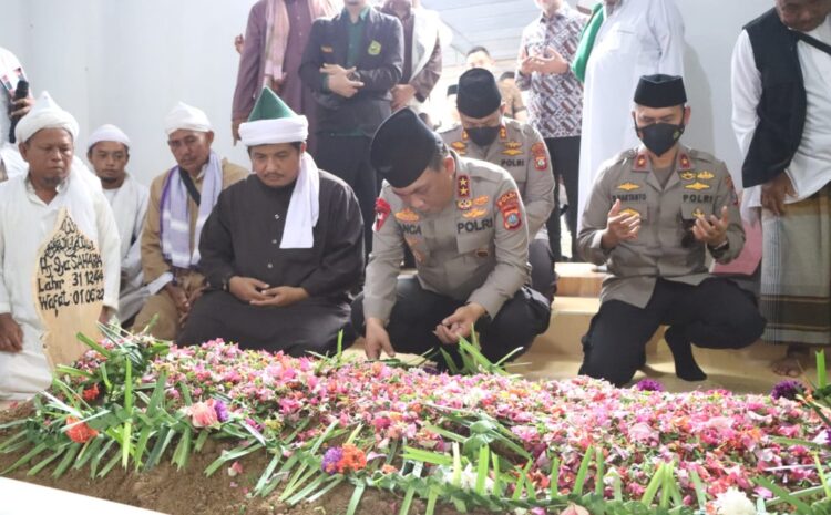 Kapolres Simalungun Dampingi Kapolda Sumut Ucapkan Belasungkawa Pemakaman Ibunda Tuan Guru Batak