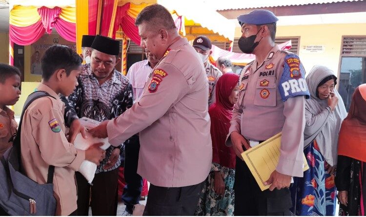  Kapolsek Medang Deras Santuni 50 Kaum Duafa dan 20 Anak Yatim Piatu