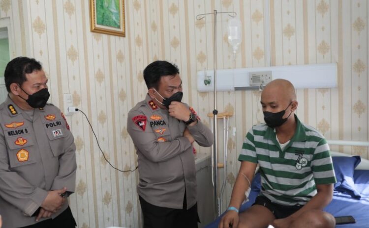 Wujud Kepedulian Pimpinan, Kapolda Sumut Jenguk Personel yang Sakit