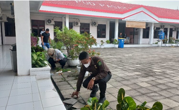 Sebelum Gelar Apel, Dirut dan Jajaran Gotong Royong di Kantor PUD Pasar