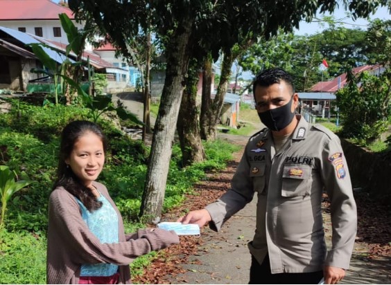 Personil Polsek Idanogawo Bagikan Masker Gratis