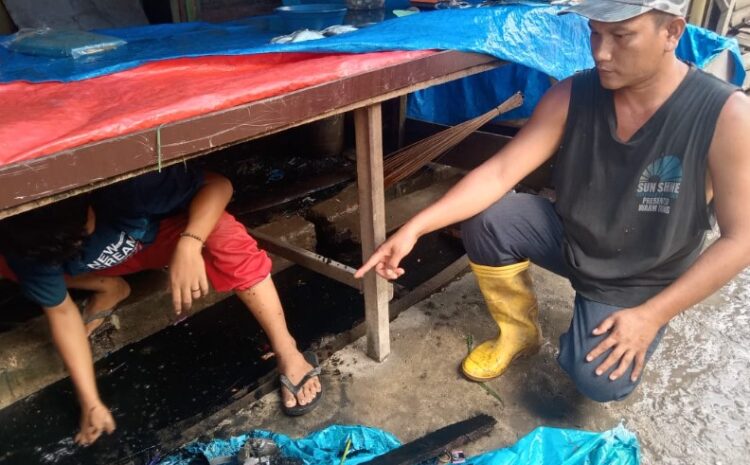 Sampah di Selokan Pajak Pagi Kualuh Leidong Resahkan Pedagang Ikan