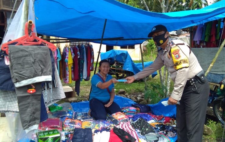 Sambangi Pekan Si’ofabanua, Bhabinkamtibmas Bagikan Masker Gratis