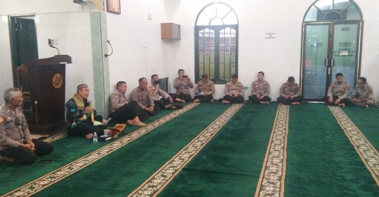  Polrestabes Medan Gelar Kegiatan Pembinaan Rohani dan Mental di Mesjid Nurul Falah