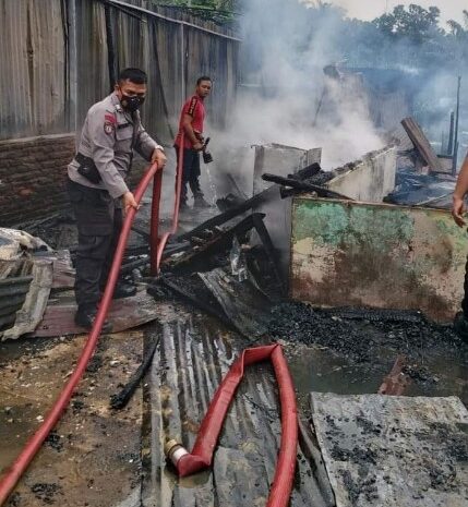  Polsekta Kota Pinang Berjibaku Padamkan Kebakaran Rumah Warga