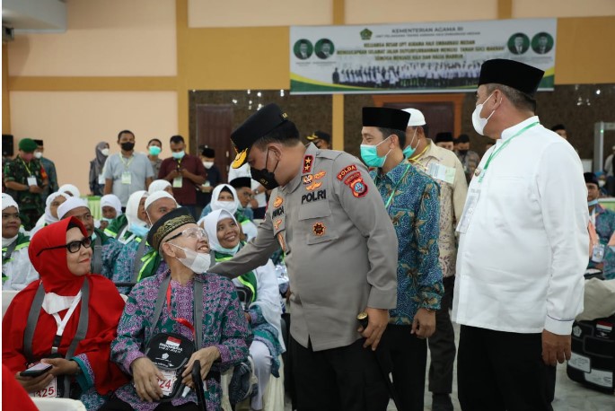 Kapolda Sumut Hadiri Pemberangkatan Calon Jemaah Haji Kloter I