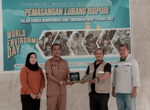  Atasi Masalah Sampah, PT IMIP Buat 200 Lubang Biopori di Makarti Jaya