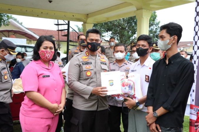  HUT Bhayangkara Ke-76, Polres Simalungun Bagikan 1100 Paket Sembako Untuk Warga Kurang Mampu