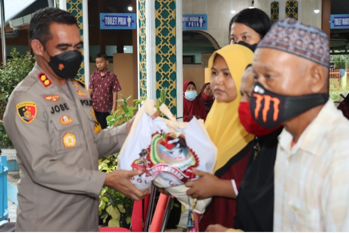  Polres Batubara Berikan 400 Paket Sembako Kepada Warga Miskin di Kelurahan Lima Puluh