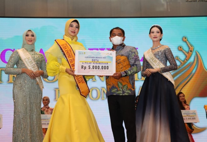  Grand Final Putri Otonomi Indonesia, Darma Wijaya Sematkan Sash Selempang Putri Otonomi Indonesia Duta Empat Pilar Kebangsaan