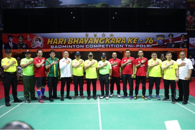  Kapolda Sumatera Utara Hadiri Pertandingan Badminton TNI-Polri di Gedung PBSI Medan