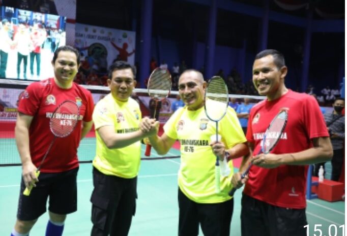  Gubsu Buka Badminton Competition TNI-Polri, Pasangan Kapolda Sumut Menang Telak Lawan Gubsu