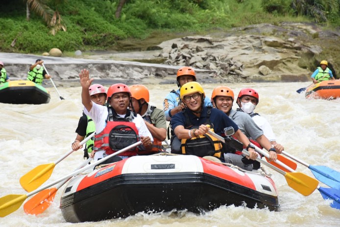  Maparekraf Jajal Wisata Arung Jeram Sei Bahbolon