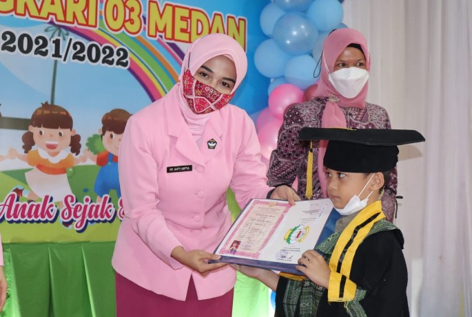  Pengurus Yayasan Kemala Bhayangkari Medan Wisuda Peserta Didik