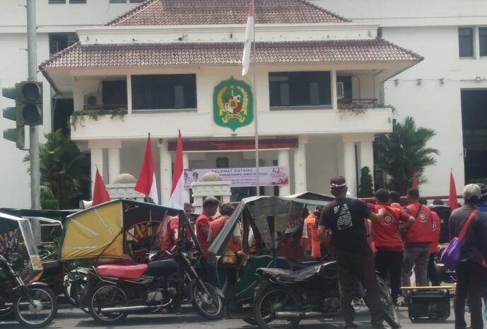  Polrestabes Kawal Unras Satu Betor di Kantor Walikota Medan