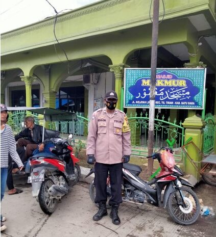  Dua Personil Bhabinkamtibmas Polsek Labuhan Ruku Beri Pengamanan di Masjid Makmur