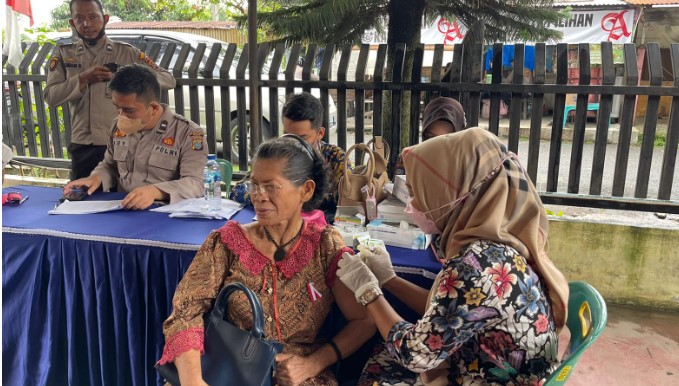  Polsek Medan Barat Gulirkan Vaksin Dapat Bingkisan Beras