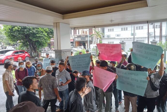  Polrestabes Medan Kawal Unjukrasa Aliansi Masyarakat Cerdas di Kantor Disdik Sumut