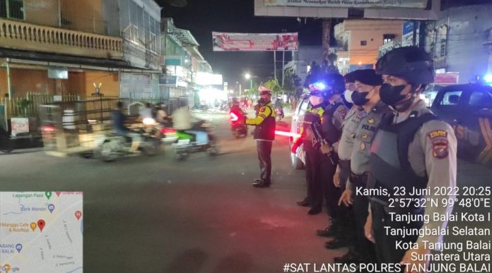  Lantas Personil Polres Tanjungbalai Gelar Blue Light Patrol dan Penjagaan