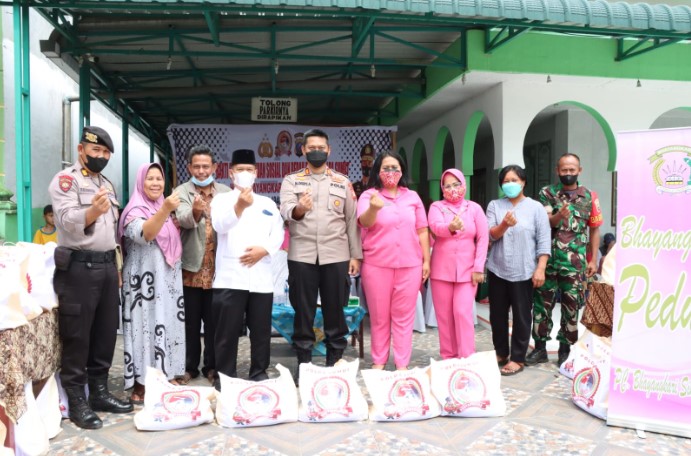  Bakti Sosial Polres Simalungun, Bagi Bansos dan Bersihkan Tempat Ibadah Jelang HUT Bhayangkara Ke-76