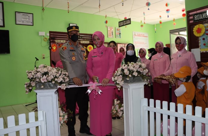  Kapolres Padangsidimpuan didampingi Ketua Cabang Bhayangkari Resmikan Renovasi TK Kemala Bhayangkari 13