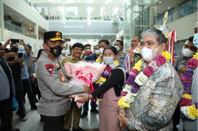  Kapolda Sumut Sambut Kedatangan Kontingen Pesparawi Sumut di Bandara Kualanamu