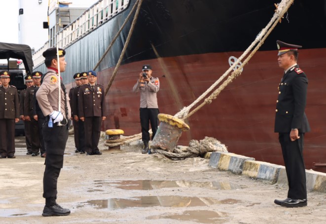  Polres Morowali Tabur Bunga di Pelabuhan Bungku Sambut HUT Bhayangkara Ke- 76