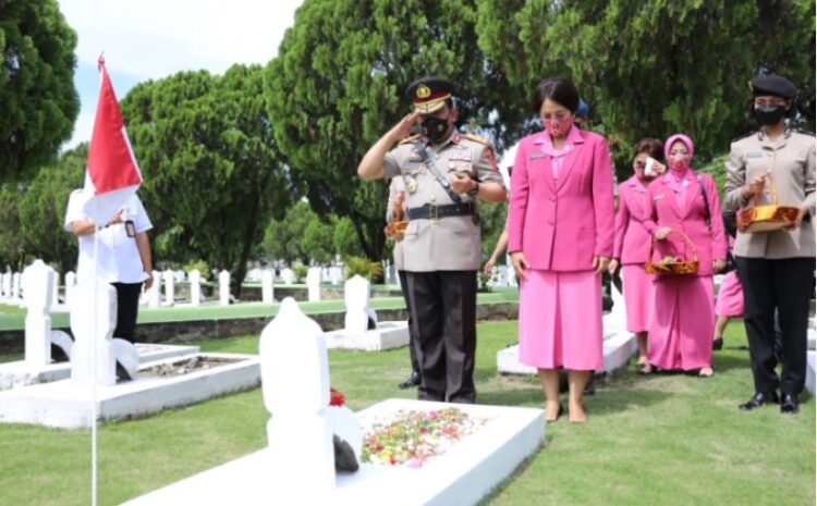  Jelang HUT Bhayangkara Ke-76, Kapolda Sumut Pimpin Upacara Ziarah di Makam Pahlawan