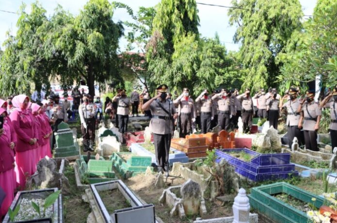 Kapolres Pelabuhan Belawan Berziarah Ke Makam Pahlawan