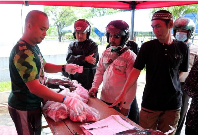  DKM IMIP Morowali Bagikan 900 Kantong Daging Kurban