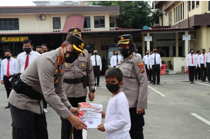  Bantu Polisi, Seorang Warga Dapat Penghargaan dari Kapolrestabes Medan