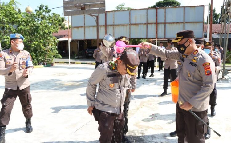  Kapolres Simalungun Pimpin Upacara Korps Kenaikan Pangkat Reguler dan Pengabdian TMP 1 Juli 2022