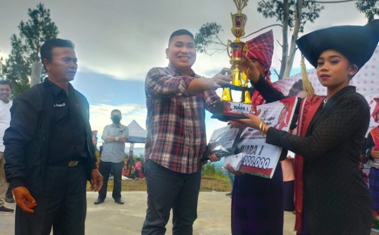  Desa Singgamanik Juara I Festival Tari Lima Serangkai Piala Bob Andika Mamana Sitepu Anggota DPR-RI