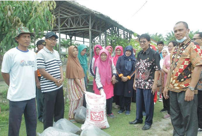 Ketua PKK Kabupaten Asahan Serahkan Benih Ikan Beserta Pakan