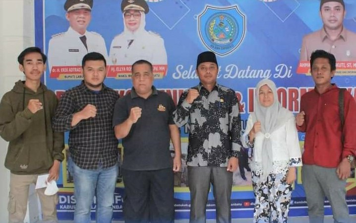 Kadis Kominfo Labuhanbatu Serahkan Hadiah Pemenang FunQuiz Berhadiah