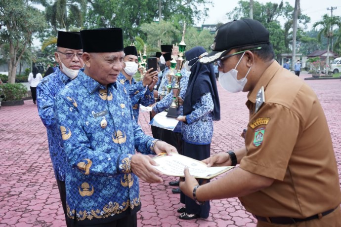  Pimpin HKN, Bupati Asahan Serahkan Penghargaan Kelurahan/Desa dan ASN Berprestasi