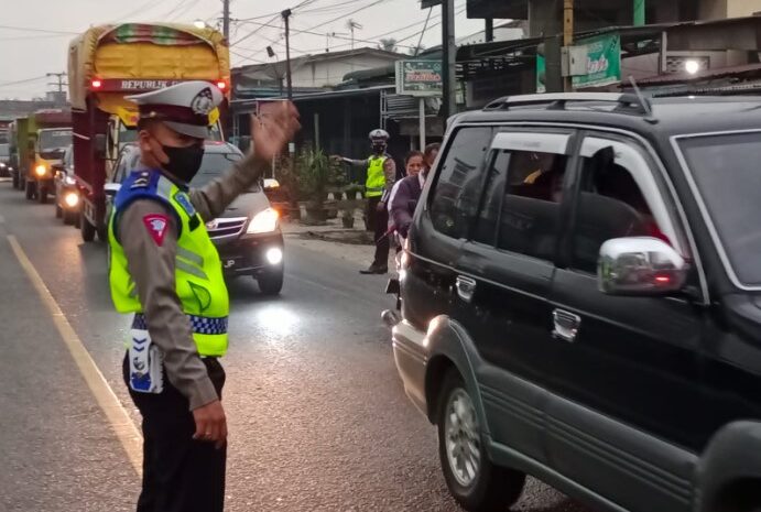 Pengaturan Lalin, Satlantas Polres Batubara Bantu Warga Pejalan Kaki