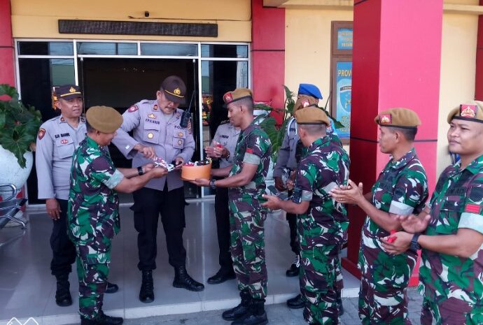 Polsek Patumbak Dapat Kue HUT Bhayangkara Ke-76 dari Armed 2/105