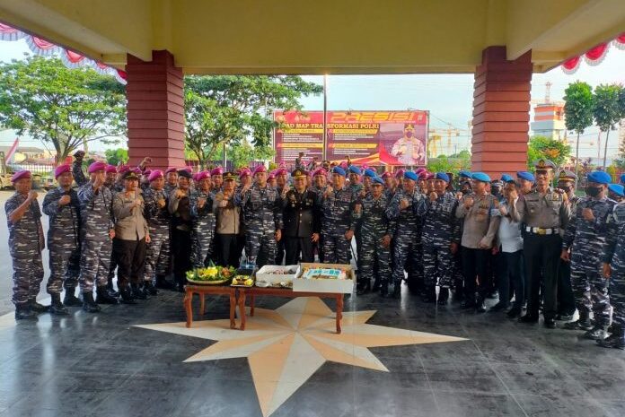 Prajurit Yonmarhanlan I Beri Surprise Pada HUT Bhayangkara Ke-76 di Mako Polres Belawan