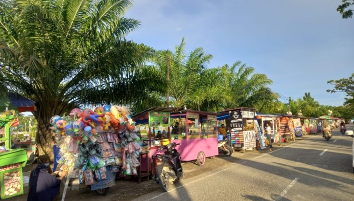  Taman Kota Fonuansingko Morowali Bersinar di Malam Hari, PKL Bersyukur