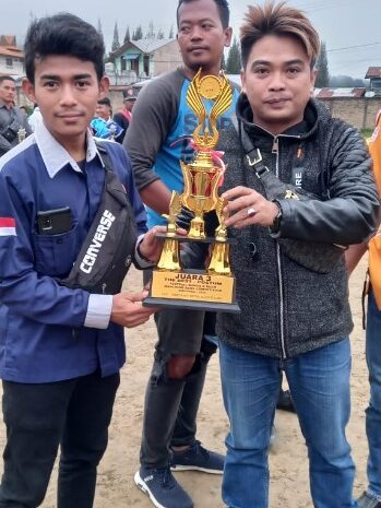 Festival Bunga dan Buah di Kabupaten Karo, Sponsorship CV Penjahit Mode Serahkan Piala Juara Kostum Terbaik dan Field Commander Kepada Pemenang EMBC