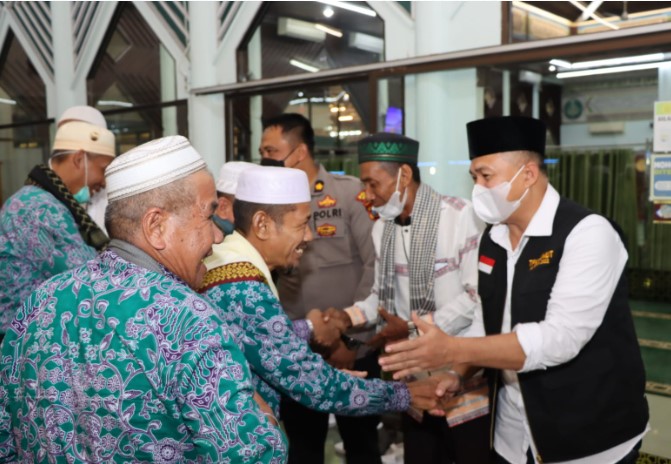 Kepulangan 130 Jamaah Haji Kabupaten Batubara Disambut Tepung Tawar