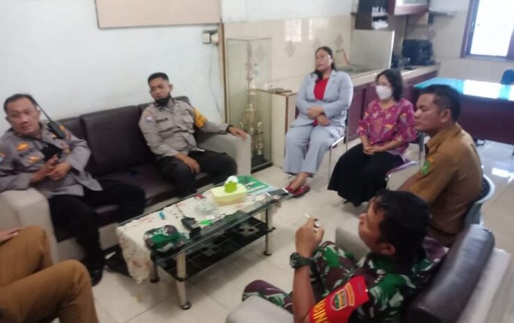  Polsek Medan Baru Bersama 3 Pilar Kelurahan Sei Sikambing-D Binluh ke SMK Immanuel Medan