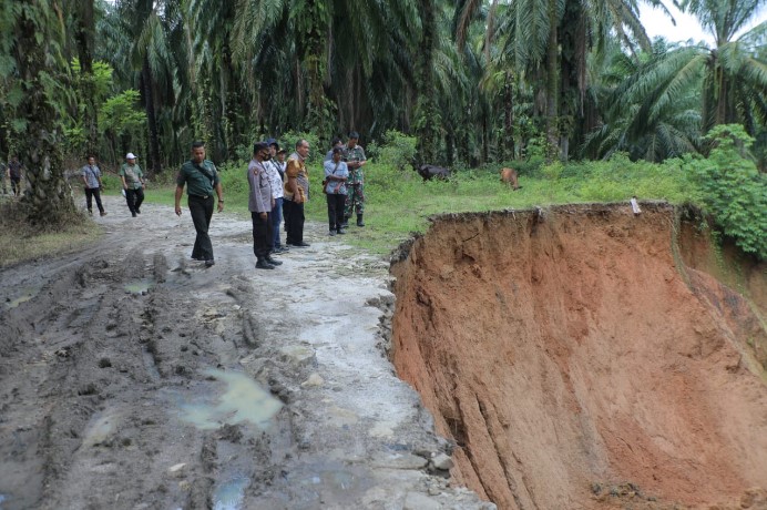  Wakil Bupati Asahan Tinjau Kondisi Sekolah dan Jalan Rusak Akibat Longsor